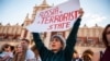 Оьрсийчоь "терроран пачхьалкх" лара аьлла кампани йоьдучу хенахь 2022-чу шеран товбеца-беттан 17-чохь Краковехь даьккхина архивера сурт