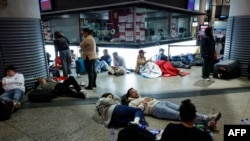 Aeroporturile și gările din Spania nu au mai funcționat. Călătorii au fost nevoiți să aștepte sau să se odihnească pe jos. 28 2025, Madrid.