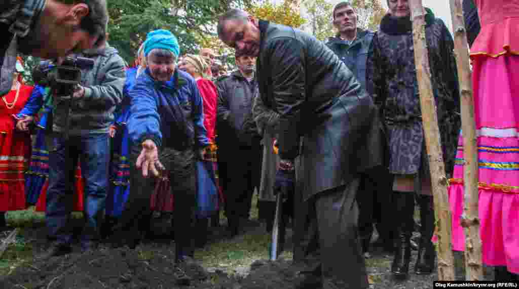 Після виступів &laquo;перші особи&raquo; Криму відправилися садити алею в сквері імені Радонезького неподалік від парламенту 