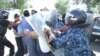 Милиция Балыкчыда СДП фракциясынын 2 депутатын кармап кетти. 23-июль, 2009-жыл. 