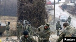 Vojnici KFOR-a uklanjaju žičanu ogradu u selu Jagnjenica, 6. decembar 2011.
