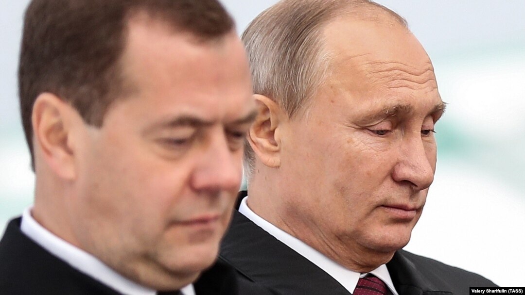 Прем'єр-міністр Росії Дмитро Медведєв (ліворуч) і президент Росії Володимир Путін