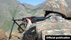 ՀՀ ԶՈՒ զինծառայողը մարտական հերթապահության ժամանակ, արխիվ