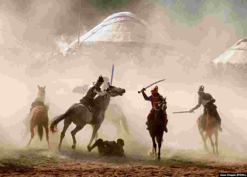 Коюу чаңдын арасында кылыч чабышкан баатырлар.&nbsp;