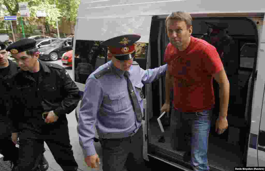 Навального супроводжують на судове засідання в Москві в травні 2012 року. Він був затриманий під час мітингу опозиції через день після інавгурації Путіна, 7 травня. Тоді опозиціонера засудили до 15 діб в&#39;язниці за &laquo;участь у незаконному публічному заході&raquo;