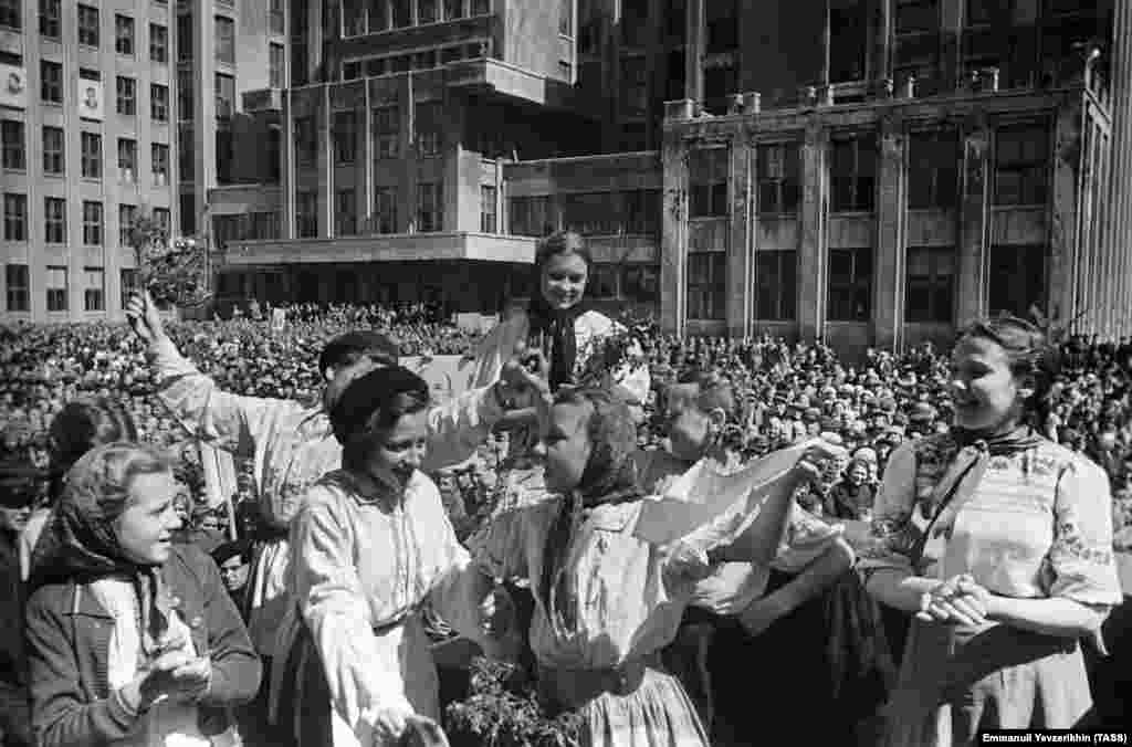 Minsk, URSS, 8 mai 1945 - Bielorușii sărbătoresc victoria în centrul orașului Minsk. Mai mult de un sfert din întreaga populație a Belarusului a pierit în timpul celui de-al Doilea Război Mondial.