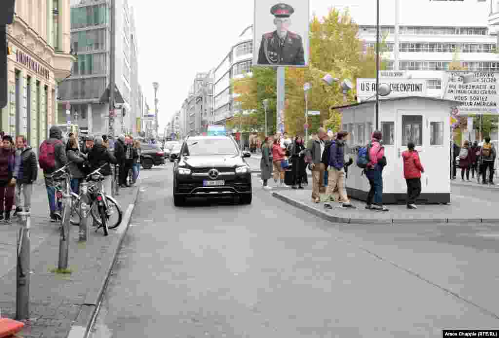 O mașină trece din estul în vestul Berlinului printr-unul dintre puncte de control al frontierei, Checkpoint Charlie, administrat de trupele americane, în octombrie 1964. Checkpoint Charlie este acum un punct cheie pentru turiștii interesați de istorie.