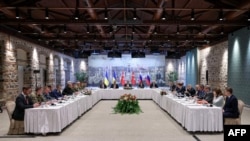 Această fotografie, publicată de Ministerul de Externe al Turciei pe 16 mai, îi înfățișează pe ministrul turc de Externe, Hakan Fidan (centru), delegația ucraineană (stânga) și cea rusă (dreapta) la o întâlnire privind discuțiile de pace, la Istanbul.