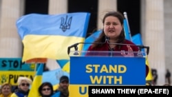 Посол України у США Оксана Маркарова виступає під час мітингу на підтримку України у Вашингтоні, березень 2022 року
