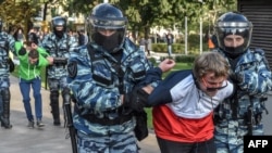 10-августта Москвада өткөн митингде кармалгандар.