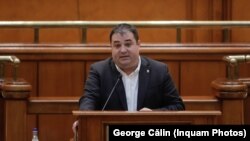 Deputatul Adrian Solomon, la tribuna Parlamentului. 