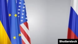 Украина -- Украинин а, Евробертан а, Iамеркин Цхьаьнатоьхначу Штатийн а, Оьрсийчоьнан а байракхаш. 