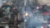 Украинанын аймагында талкаланып жаткан Орусиянын танктары. Reuters агенттигинин видеосунан алынган скриншот.