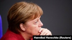 Це не перша хакерська атака: в 2015 році парламент ФРН не міг нормально працювати кілька днів, а один зі зламаних акаунтів належав канцлерці Анґелі Меркель