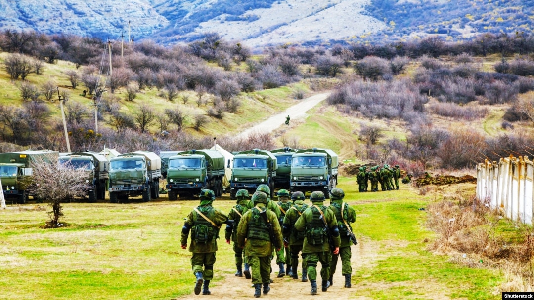 Російські військові в Перевальному, Крим, 5 березня 2014 року
