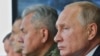 Президент Росії Володимир Путін та міністр оборони РФ Сергій Шойгу на навчаннях «Кавказ-2020» на полігоні Капустин Яр в Астраханській області Росії. У навчаннях беруть участь військові формування з Вірменії, Білорусії, Китаю, М'янми та Пакистану. 2020 рік
