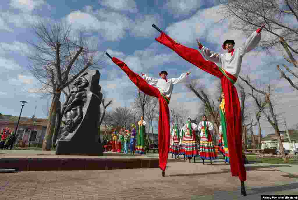 У Євпаторії артисти виступають біля пам'ятника радянських часів під час святкування Масляної