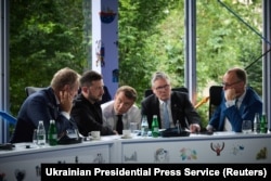 De la stânga la dreapta: premierul polonez Donald Tusk, președintele ucrainean Volodimir Zelenski, președintele francez Emmanuel Macron, premierul britanic Keir Starmer și cancelarul german Friederich Melz la Kiev - 16 mai 2025
