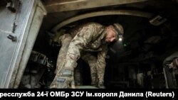 Український військовий заряджає снаряд у гаубицю поблизу прифронтового міста Часів Яр, Донецька область, 14 червня 2025 року