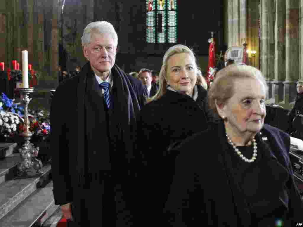 Bivši američki predsjednik Bill Clinton, njegova supruga, američki državni sekretar Hillary Clinton i bivši američkid državni sekretar Madeleine Albright pored lijesa sa tijelom Vaclava Havela na pogrebnoj ceremoniji, Hradčani, 23. decembar