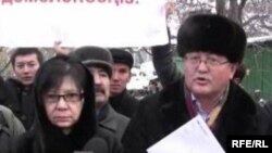 Главный редактор газеты «Свобода Слова» Гульжан Ергалиева и главный редактора газеты «Жас Алаш» Рысбек Сарсенбай на акции протеста у генерального консульства Китая. Алматы, 11 декабря 2009 года.