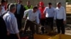 Kryeministri në detyrë i Kosovës, Albin Kurti, duke vënë gur themelin e njërës prej dy urave që Qeveria e tij në detyrë do t'i ndërtojë mbi lumin Ibër në Mitrovicë, 1 korrik.