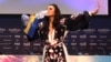 Жамала Eurovision сынагынын баш байгеси - Хрусталь микрофон менен. 14-май, 2016-жыл. Стокгольм, Швеция.