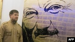 Кадыров Ахьмадан суьрта хьалха лаьтташ ву Кадыров Рамзан (архивера сурт)