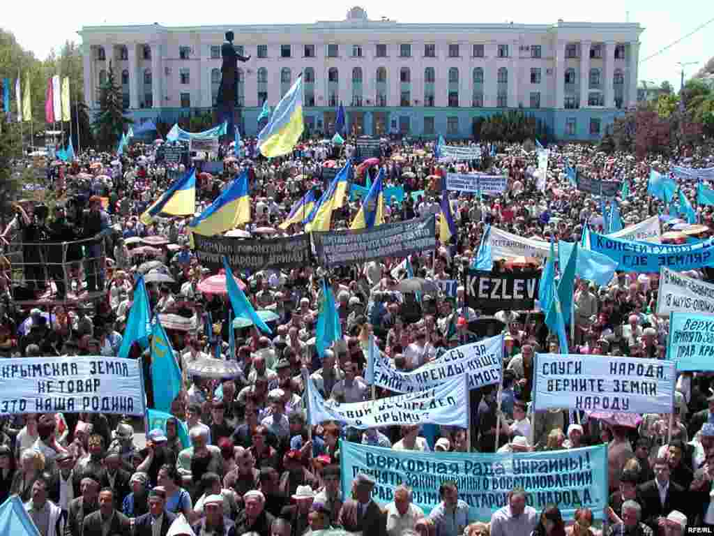 2006 senesi mayıs ayı. Ukraina bayraqları ve narazılıq transoprantlar ile beraber yelpiregen qırımtatar bayraqları. Bu, qırımtatar halqınıñ sürgünlik qurbanlarını añma künü olğan mayısnıñ 18-ndeki ananeviy toplaşuv&nbsp; &nbsp;