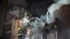 У Харкові рятувальники ліквідовують пожежу в зруйнованому ракетним обстрілом РФ житловому будинку, Україна, 31 травня, 2024 року