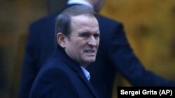 Активісти пояснюють, що Медведчук є учасником відповідних переговорів у Міську і має близькі стосунки з Володимиром Путіним для вирішення питання в'язнів Кремля