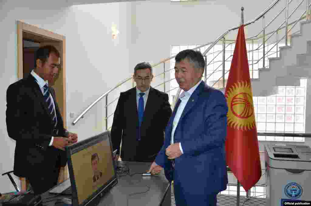 Кыргызстандын Түркиядагы элчиси Ибрагим Жунусов добуш берүүдө