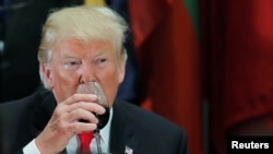25 сентябри соли 2018, Ню Йорк. Президент Доналд Трамп дар ҷаласаи Маҷмаи кулли СММ Diet Coke менӯшад