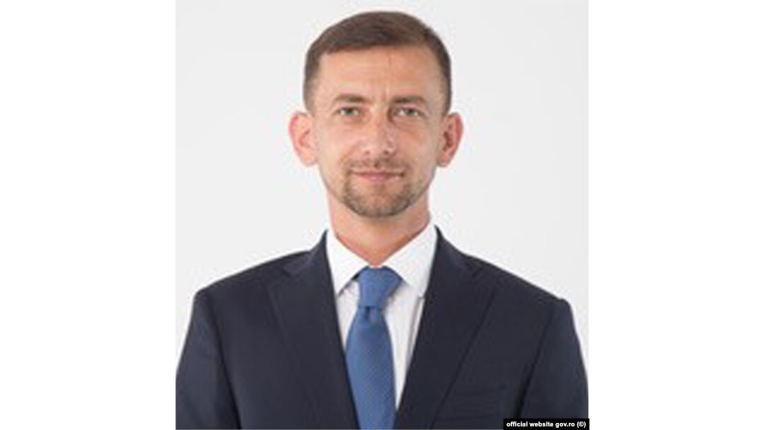 Adrian Mlădinoiu, fotografia de pe siteul Guvernului, unde, de când PSD a a venit la putere, este secretar de stat, membru CA al CNAIR, membru în conducerea AAS și, mai nou, doctorand cu bursă al Facultății de Filosofie a Universității București. Câștig anual din aceste activități, 150.350 lei