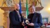 Український військовослужбовець Яніс Терещенко отримує нагороду з рук мера Венеції Луїджі Бруньяро. 12 березня 2025 року