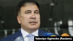За словами Міхеїла Саакашвілі, посол не зробив нічого для того, щоб звільнити затриманих у Грузії двох громадянин України Володимира Дяченка і Юрія Хомича і громадянина Грузії українського походження Михаїла Батурина