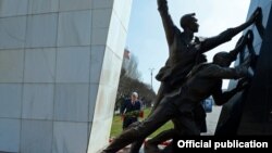 Бишкек. Апрель окуяларына арналган эстелик. 