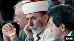 Qırım Musulmanları müftisi Emirali Ablayev (ortada)