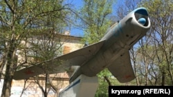 Пам'ятник радянському льотчику Павлу Бєляєву в селищі Гвардійське. Крим, Сімферопольський район. Архівне фото