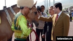 Türkmenistanyň prezidenti Gurbanguly Berdimuhamedow we Tatarystanyň prezidenti Rustam Minnihanow atçylyk toplumynda, 29-njy aprel