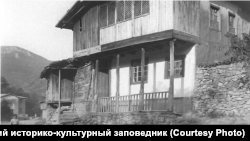 Qırımnıñ cenübiy-ğarbiy köylerinden birinde qırımtatarlarnıñ evi, 1920-nci seneleri