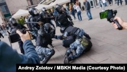 Гвардиянын жоокерлери Устиновду кармап жаткан учур, Москва, 3-август, 2019-жыл.