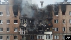 Urmările unui atac rusesc asupra unei clădiri rezidențiale din Harkov. 7 iunie 2025. 