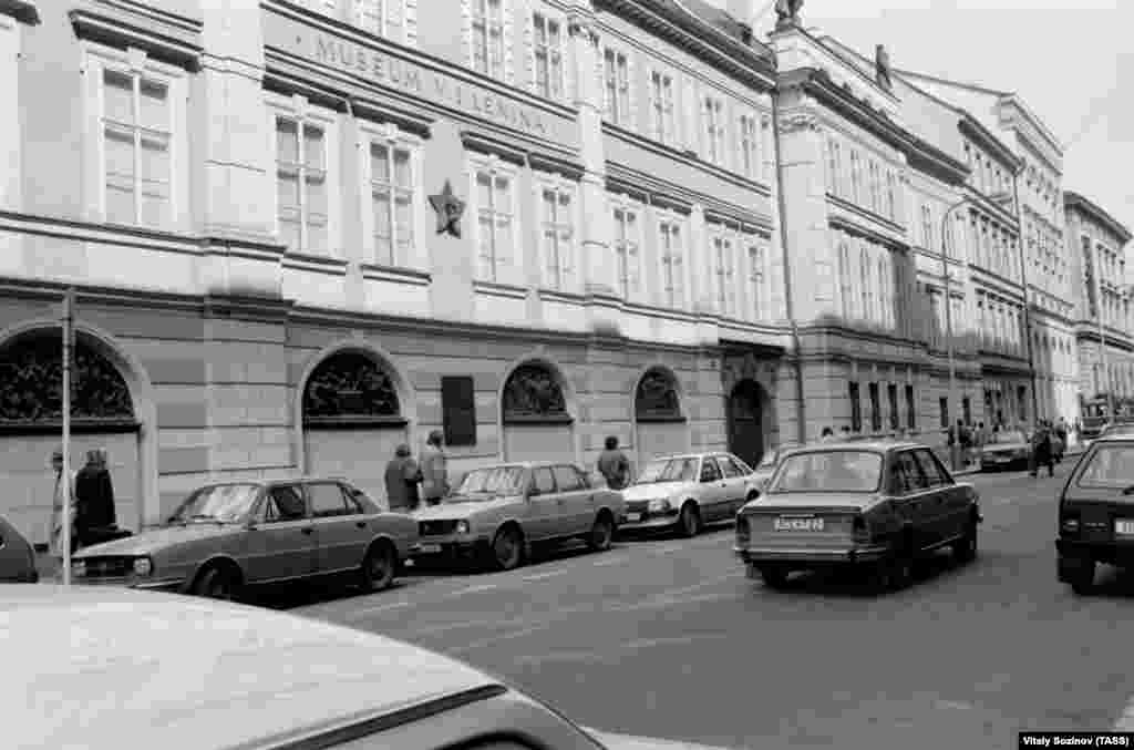 Фота 1988 году экстэр'еру музэю Ўладзіміра Леніна, які некалі дзейнічаў у цэнтры Прагі.