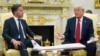 Генералният секретар на НАТО Марк Рюте и президентът на САЩ Доналд Тръмп по време на срещата им в Белия дом в понеделник.