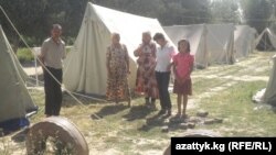 Переселенцы из Барака в селе Ак-Таш, 6 августа 2010 года.