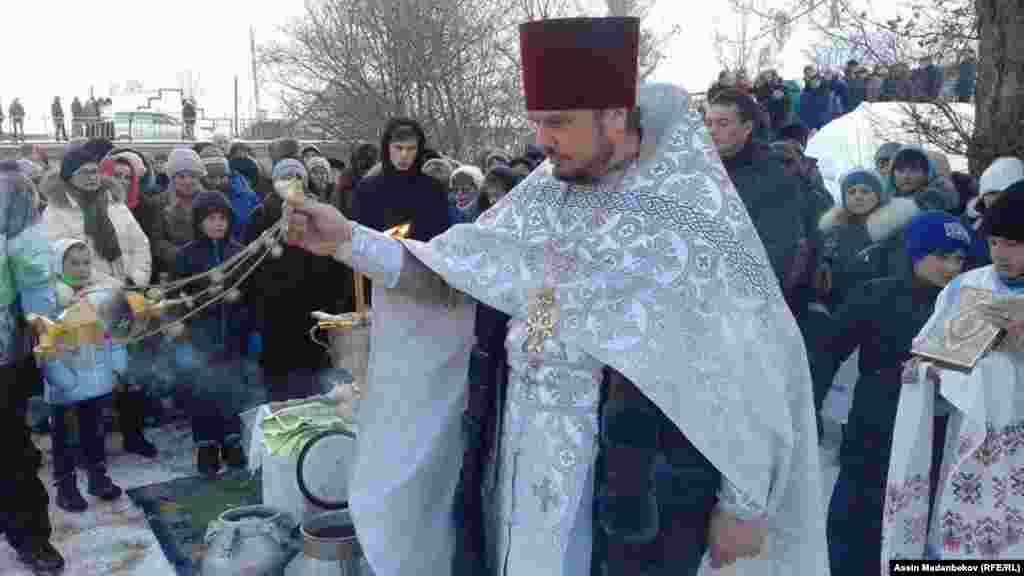 Христиандар ыйык суу бардык күнөөлөрдү жууп кетет деп ишенет. 