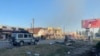 Житель Константиновки возле разрушенного российским авиаударом дома, в котором под завалами ищут его мать. 8 мая 2025 года
