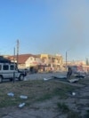 Житель Константиновки возле разрушенного российским авиаударом дома, в котором под завалами ищут его мать. 8 мая 2025 года