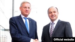 Švedski ministar spoljnih poslova Carl Bildt i kosovski šef diplomatije Enver Hoxha, Priština, 8. oktobar 2011.